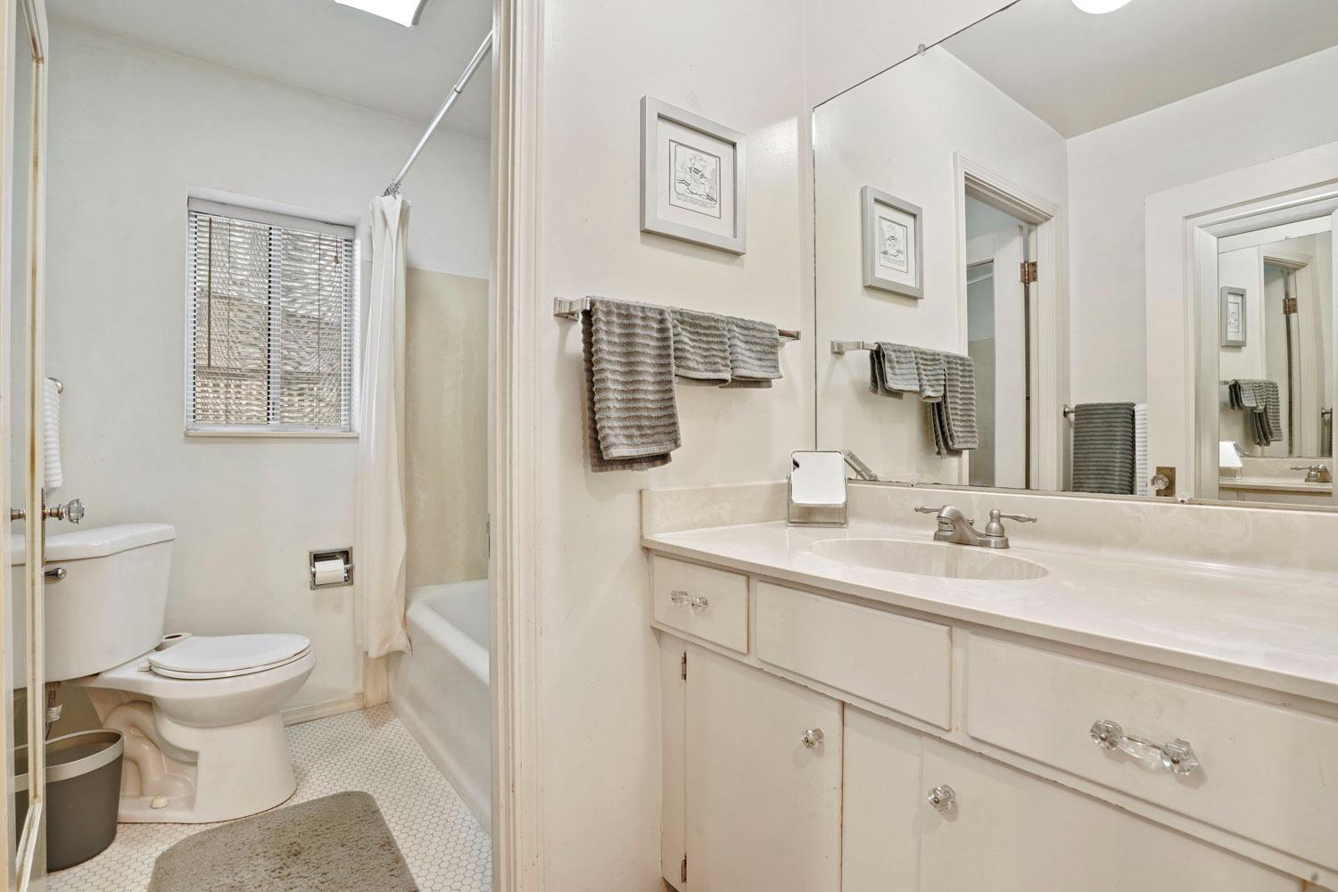 1141 W Magnolia Street