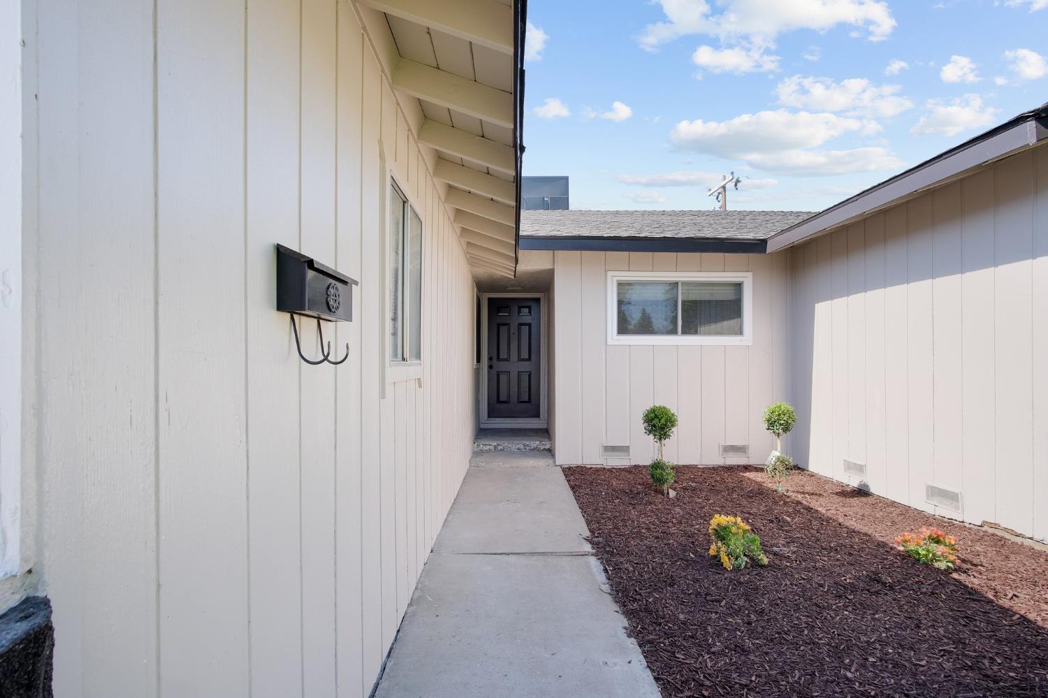 635 W Los Felis Avenue