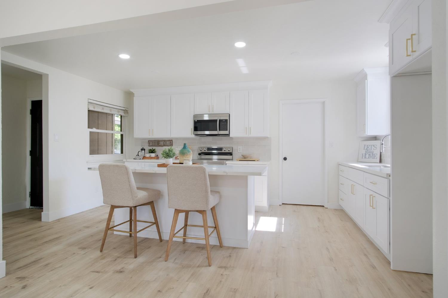 635 W Los Felis Avenue