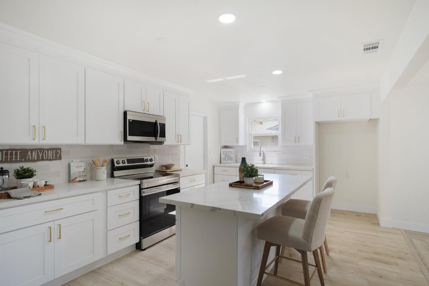 635 W Los Felis Avenue