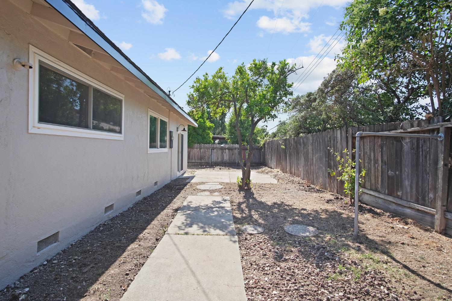 635 W Los Felis Avenue