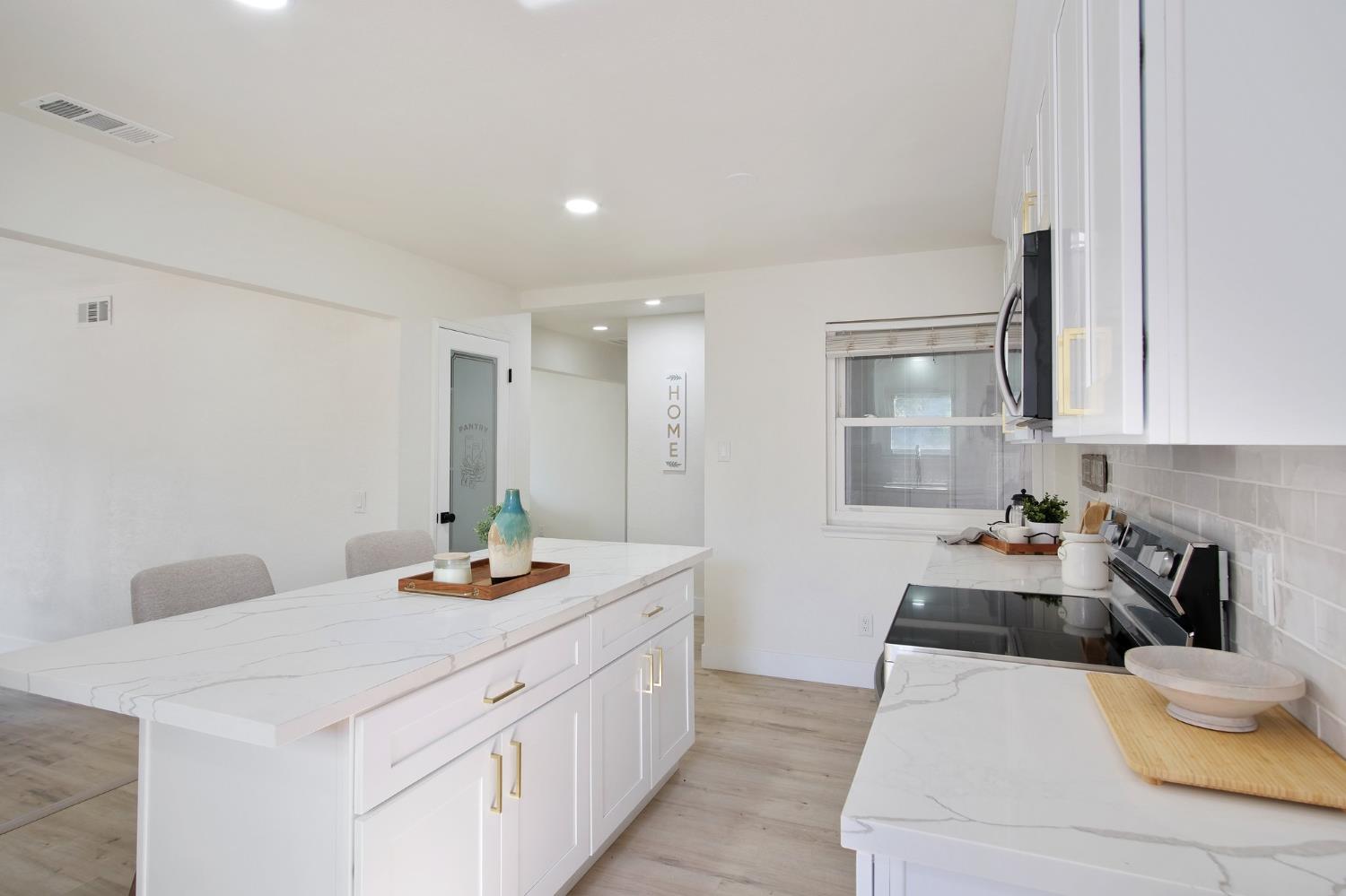 635 W Los Felis Avenue