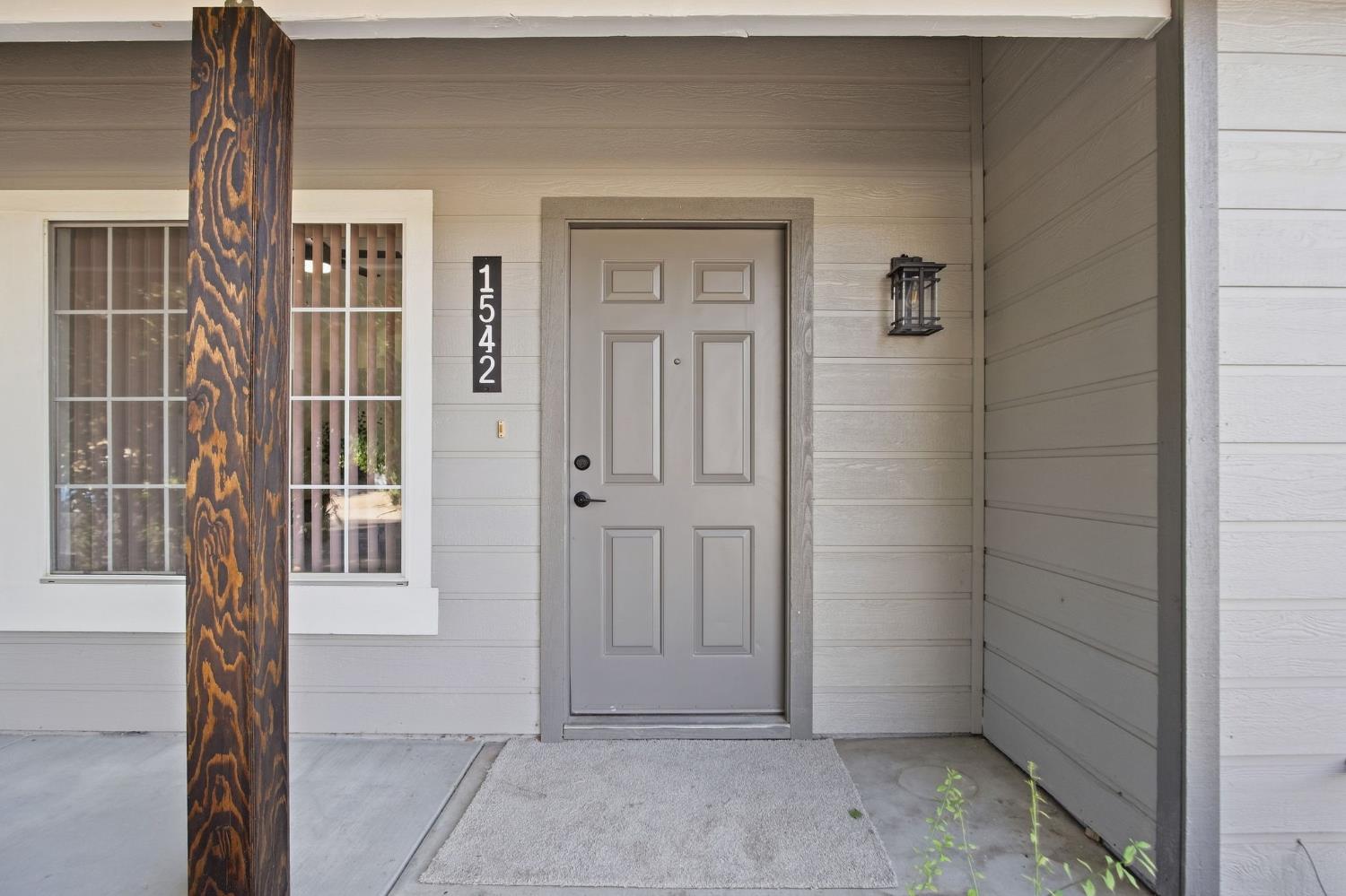 1542 Laguna Center