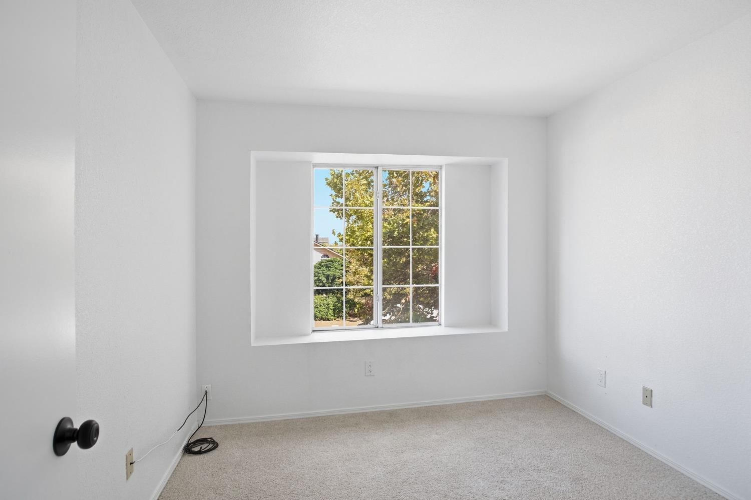 1542 Laguna Center