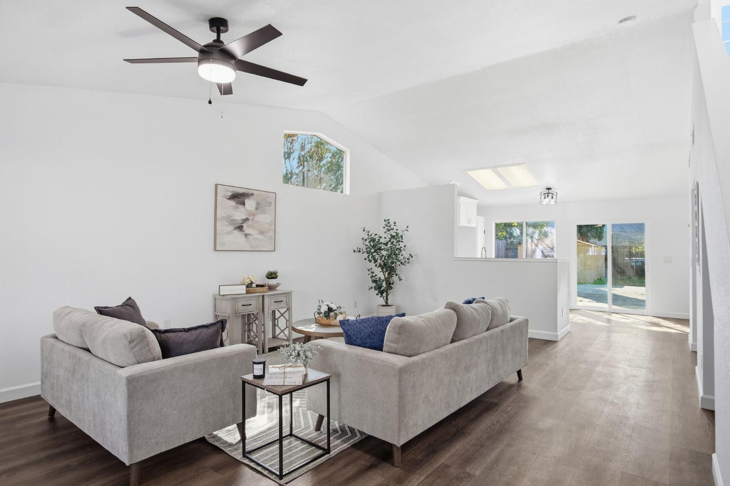 1542 Laguna Center
