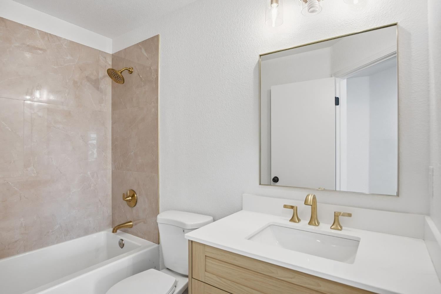 1542 Laguna Center