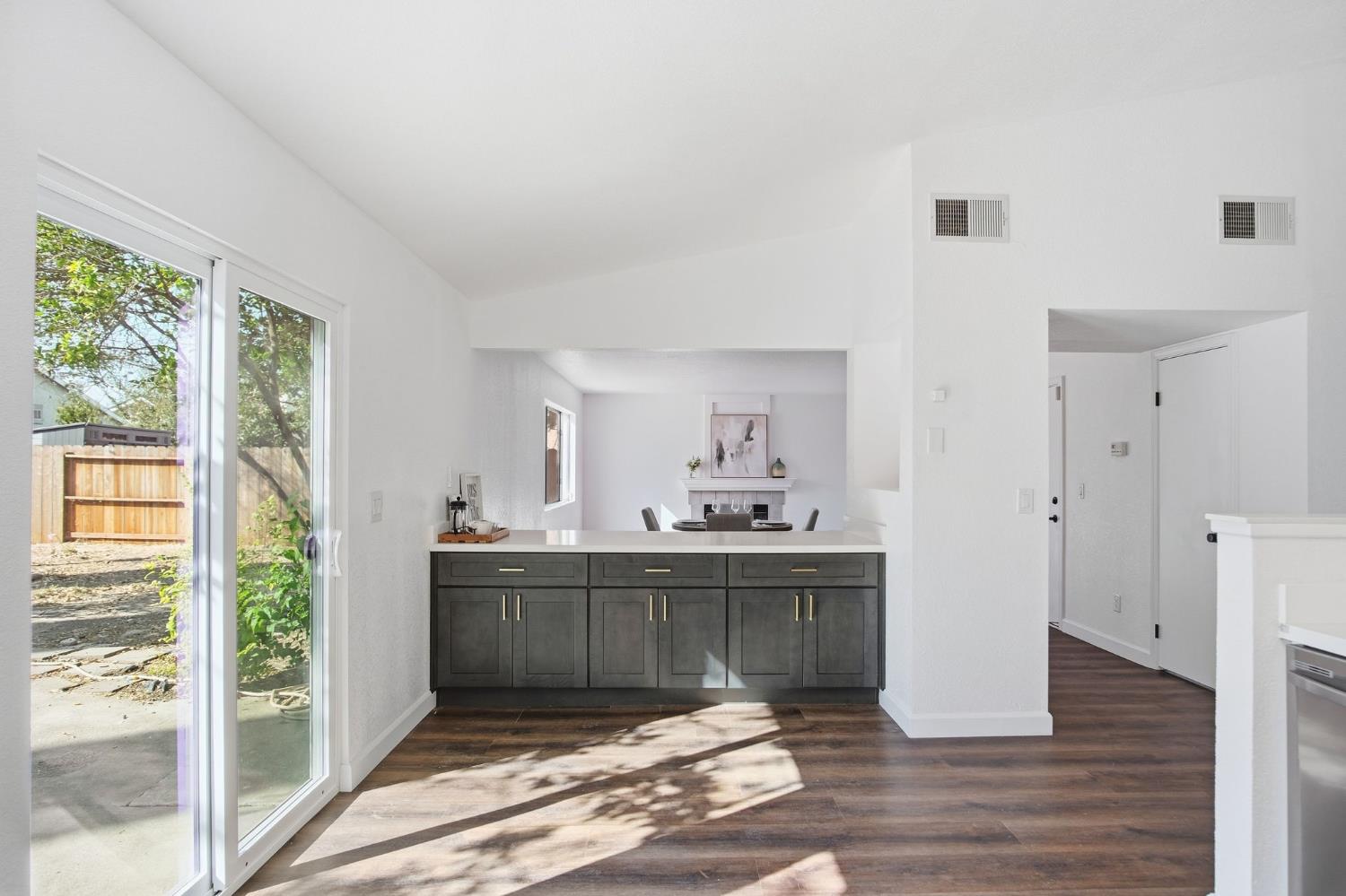 1542 Laguna Center