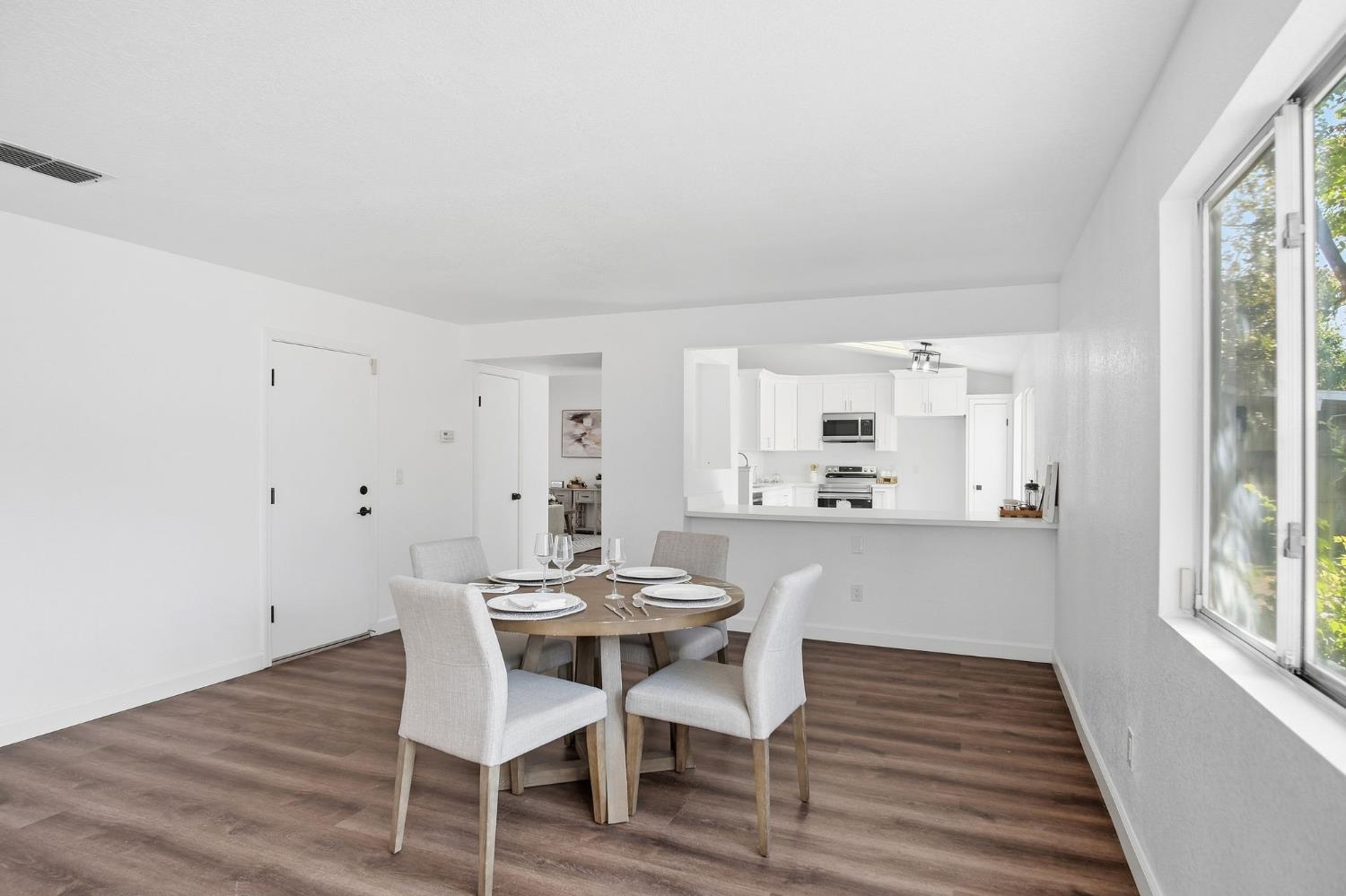 1542 Laguna Center