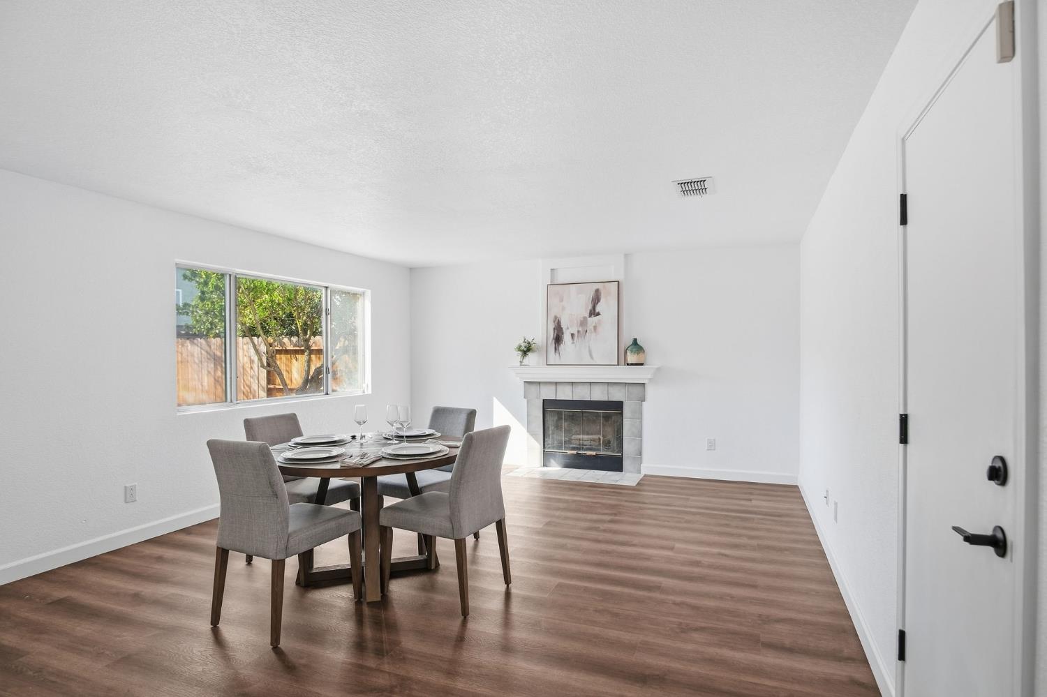1542 Laguna Center