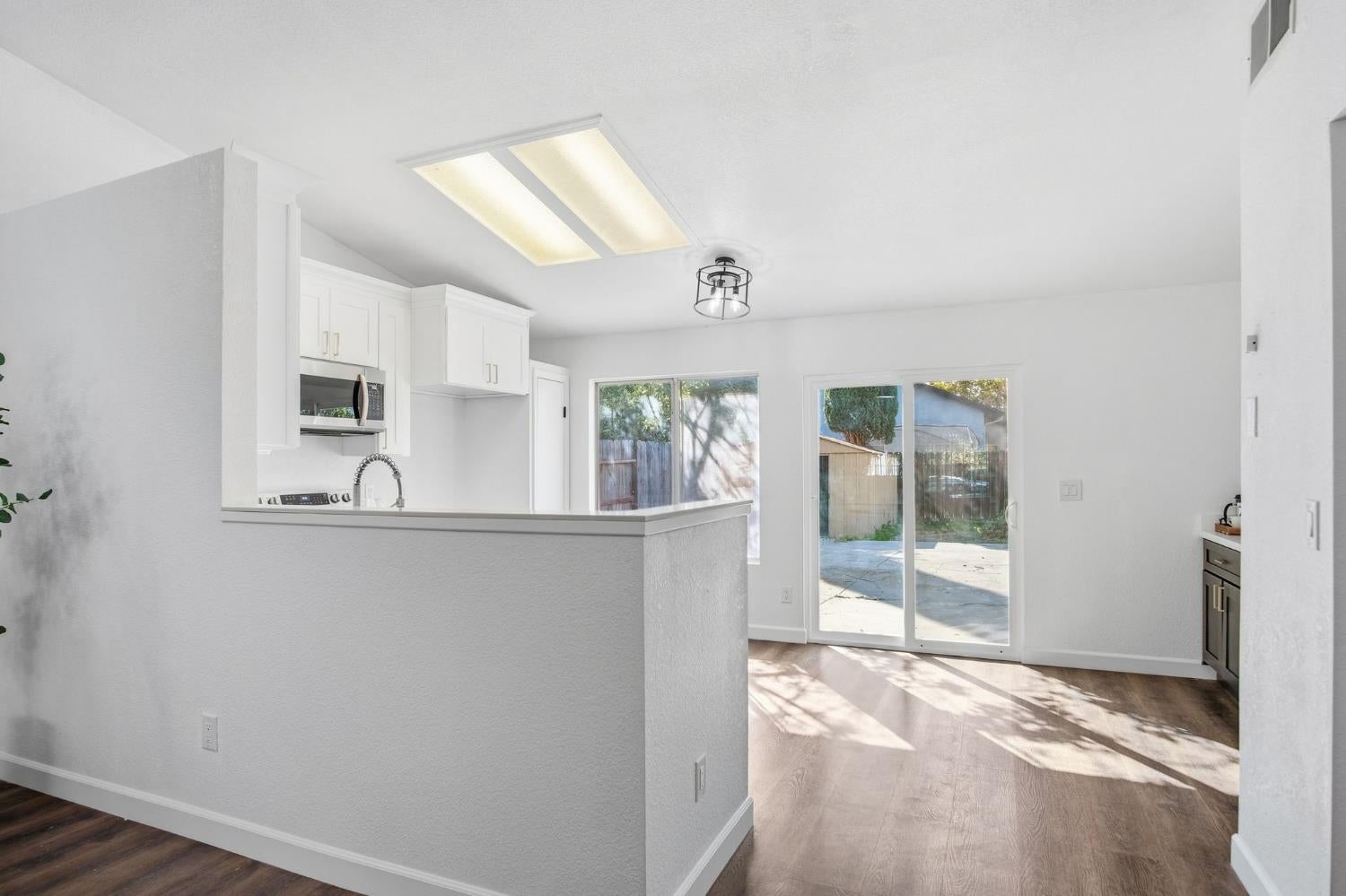 1542 Laguna Center