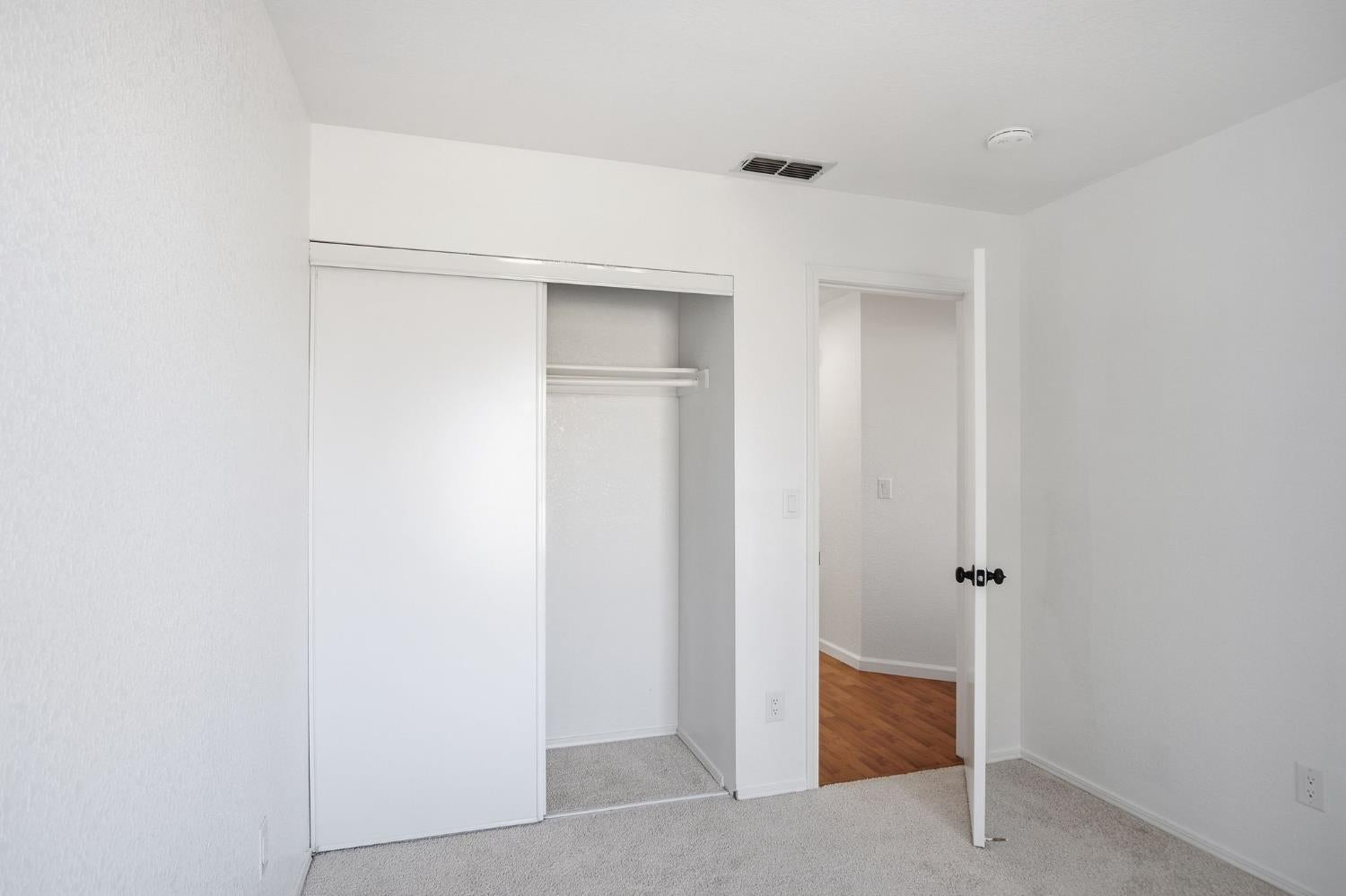 1542 Laguna Center