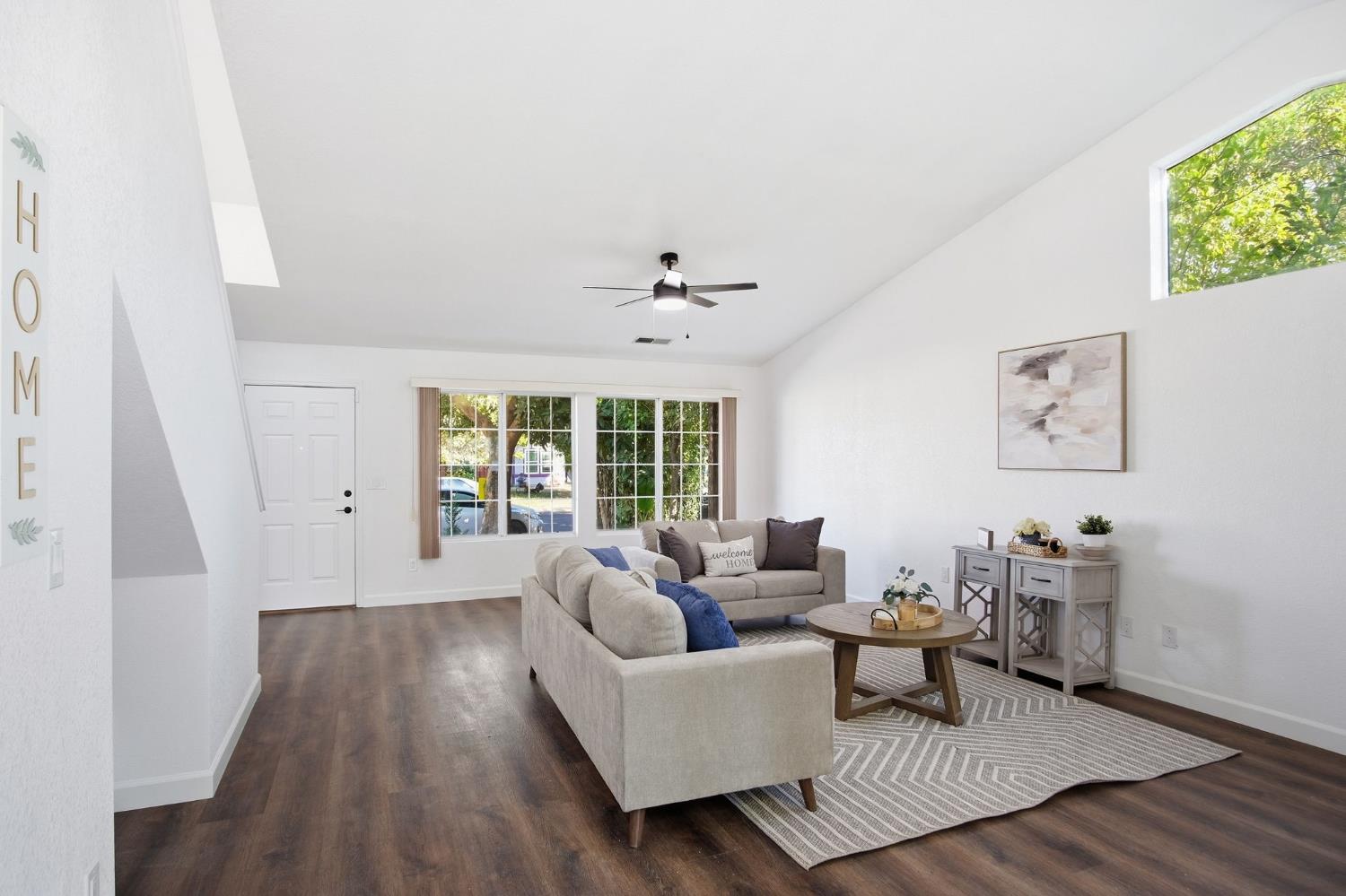1542 Laguna Center