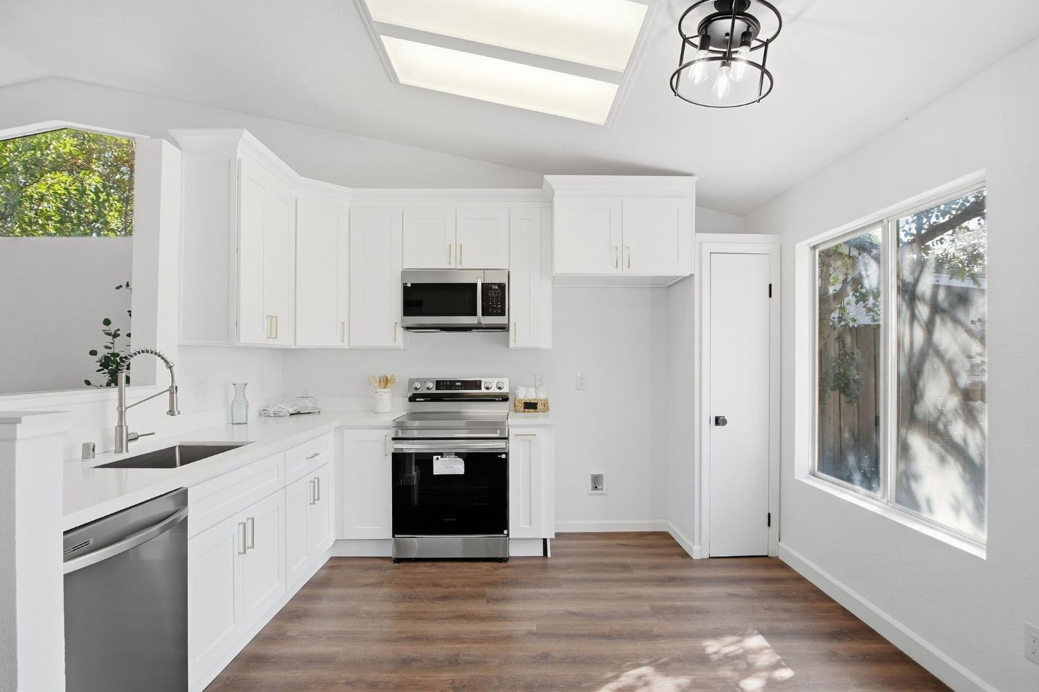 1542 Laguna Center