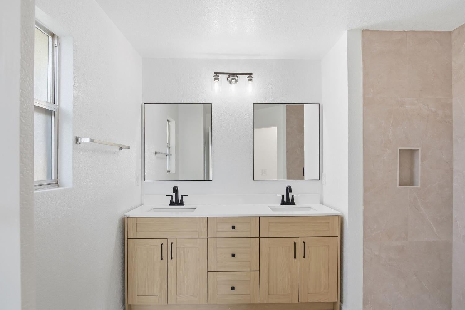 1542 Laguna Center