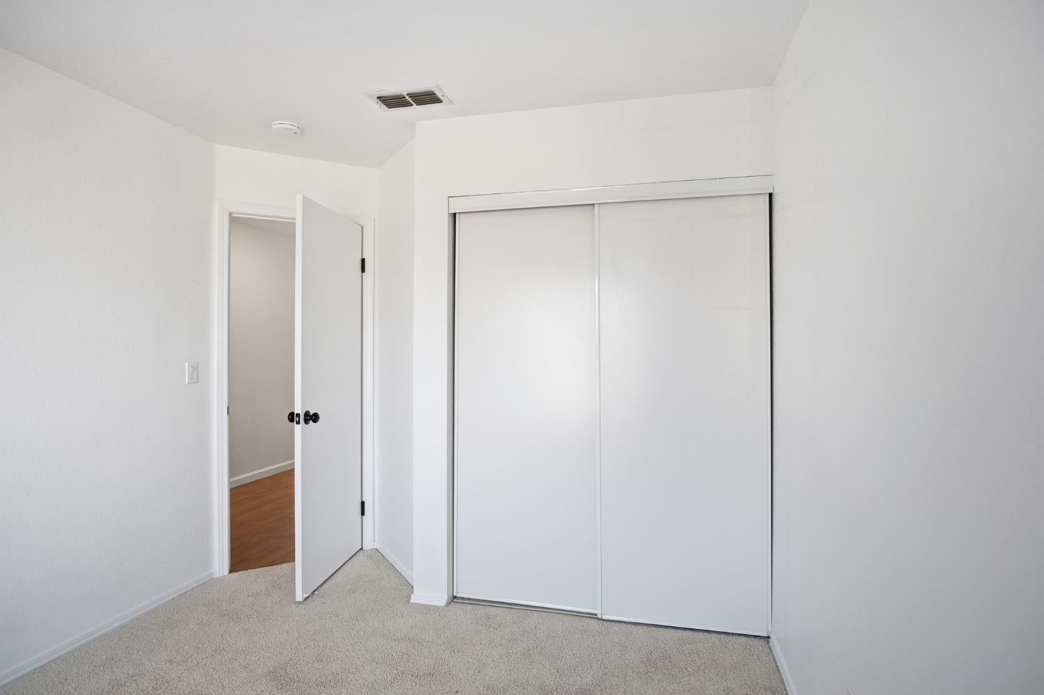 1542 Laguna Center