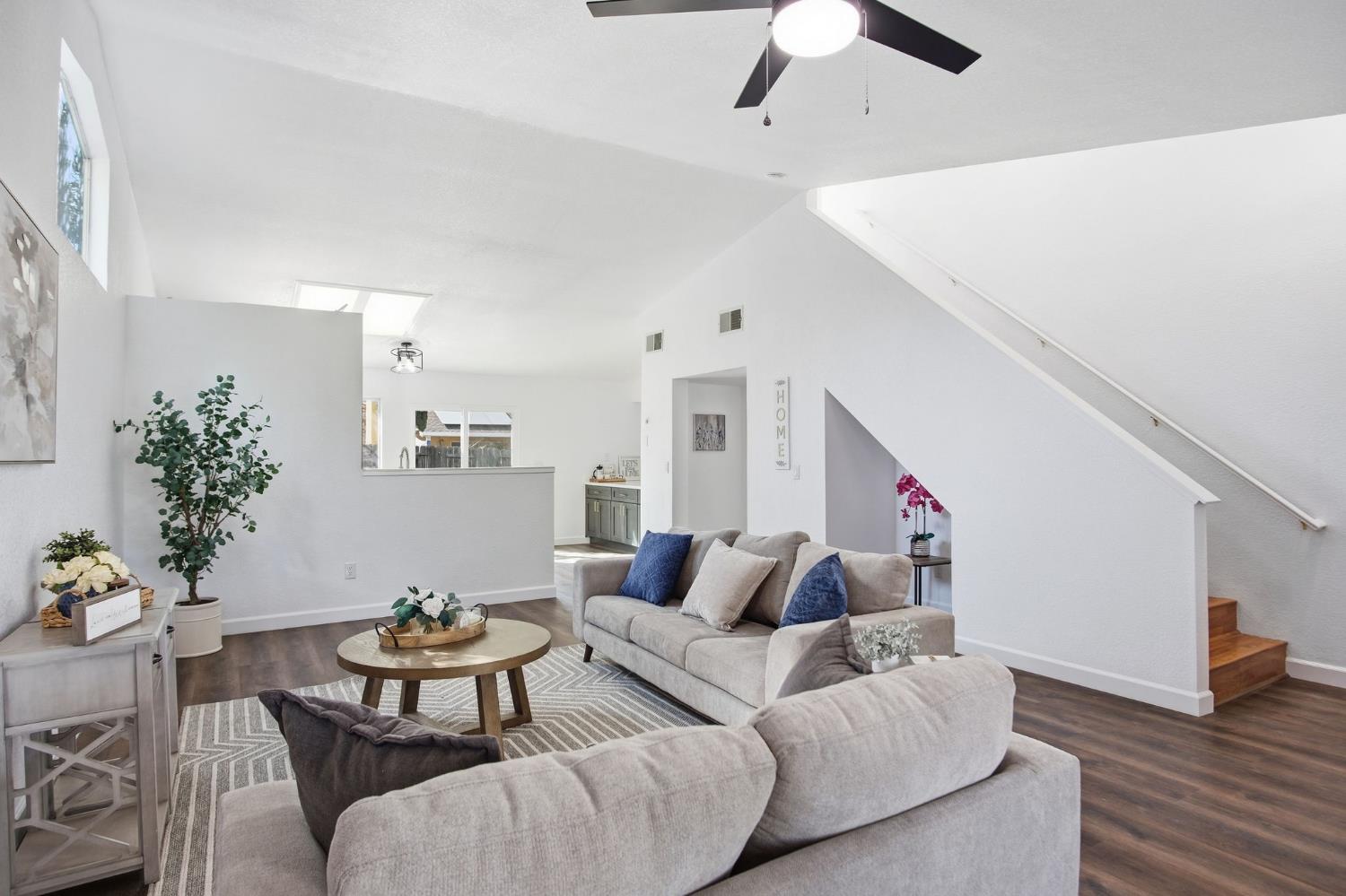 1542 Laguna Center