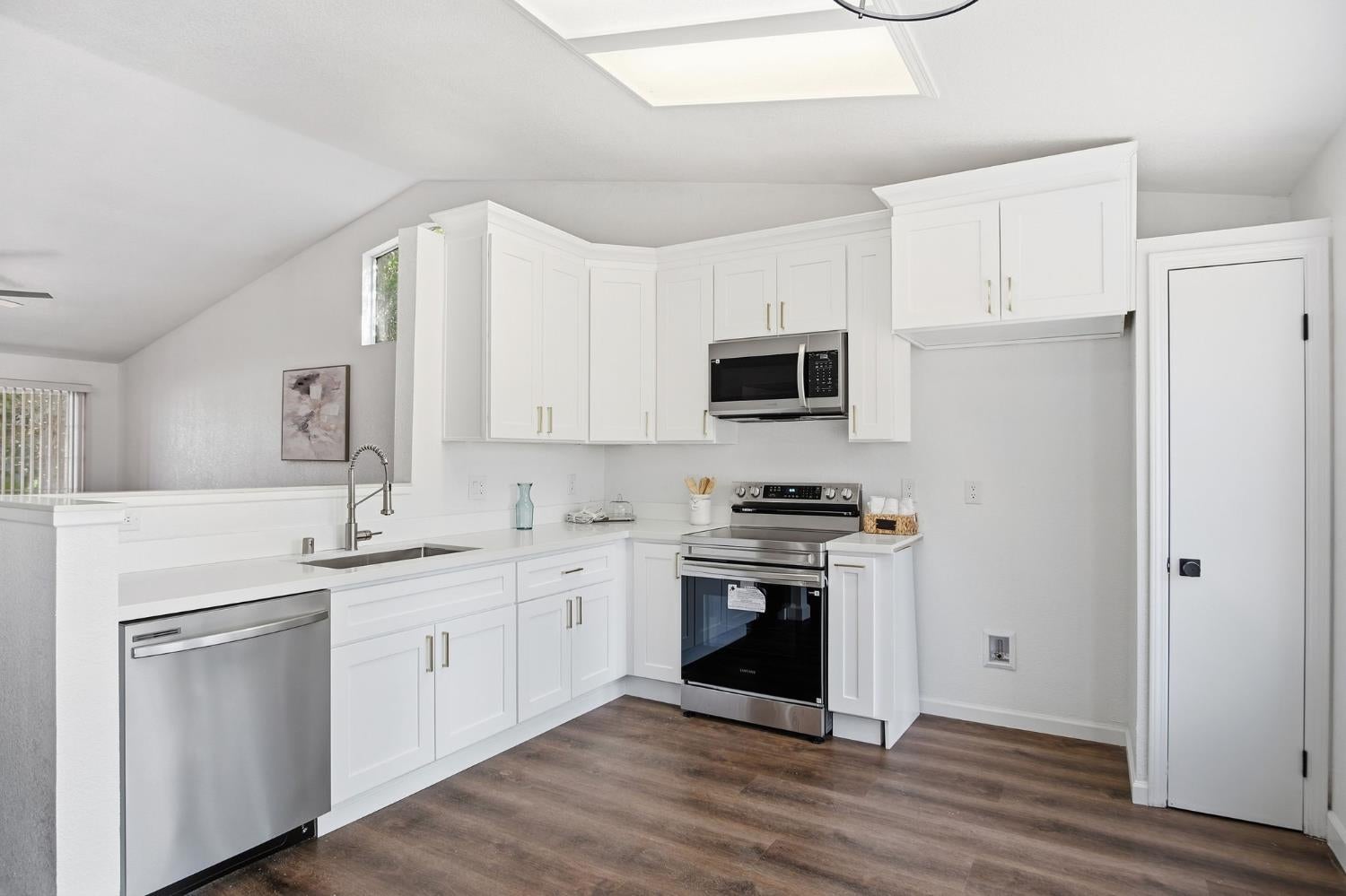 1542 Laguna Center
