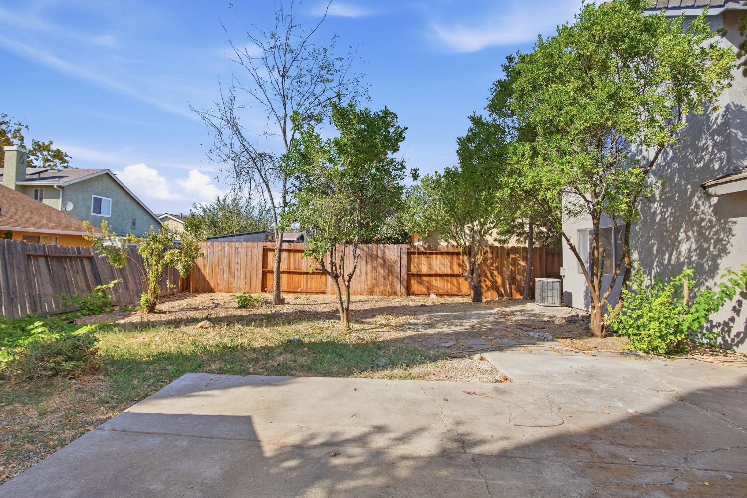 1542 Laguna Center