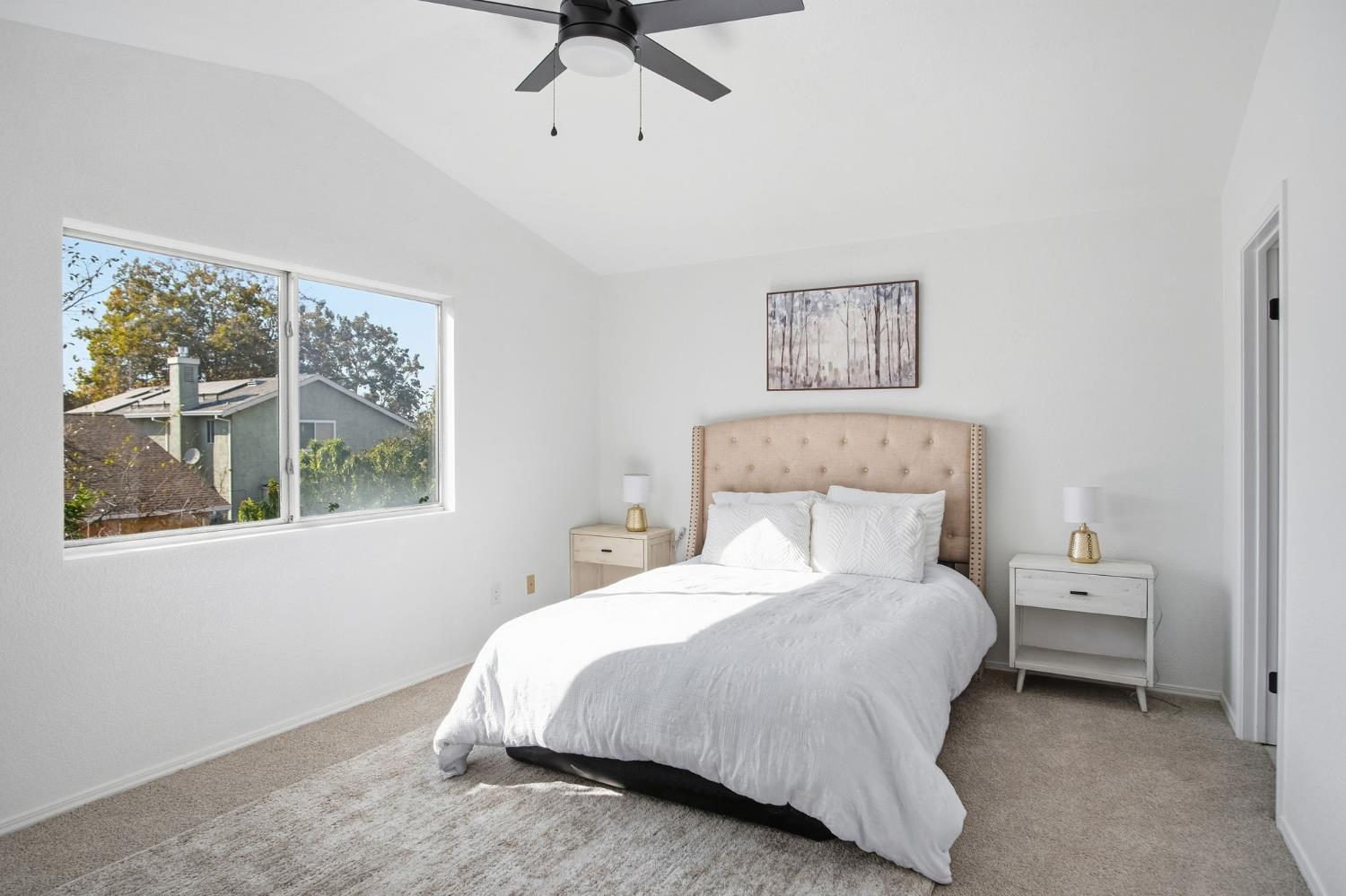 1542 Laguna Center