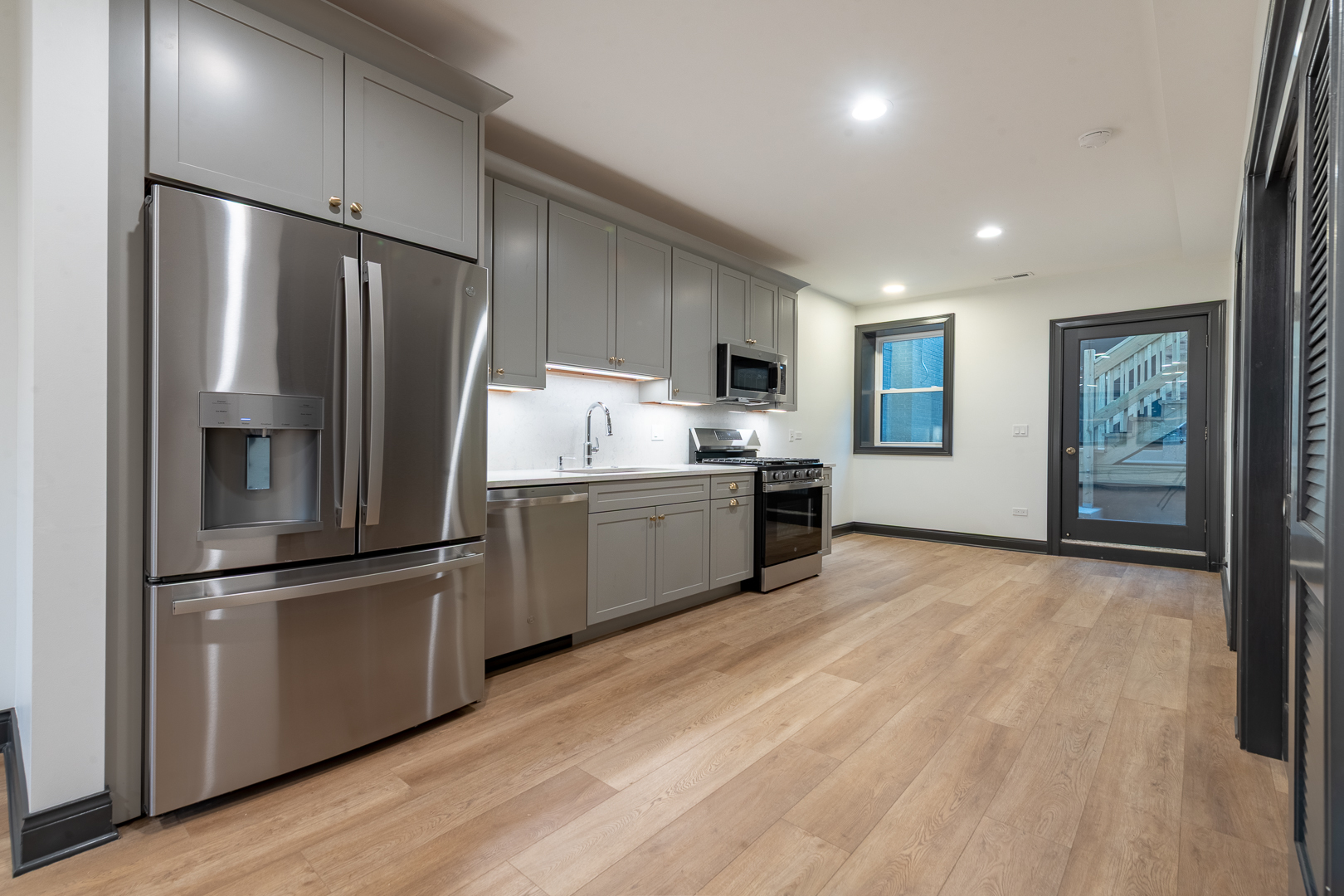 28 N Throop Street Unit: 1