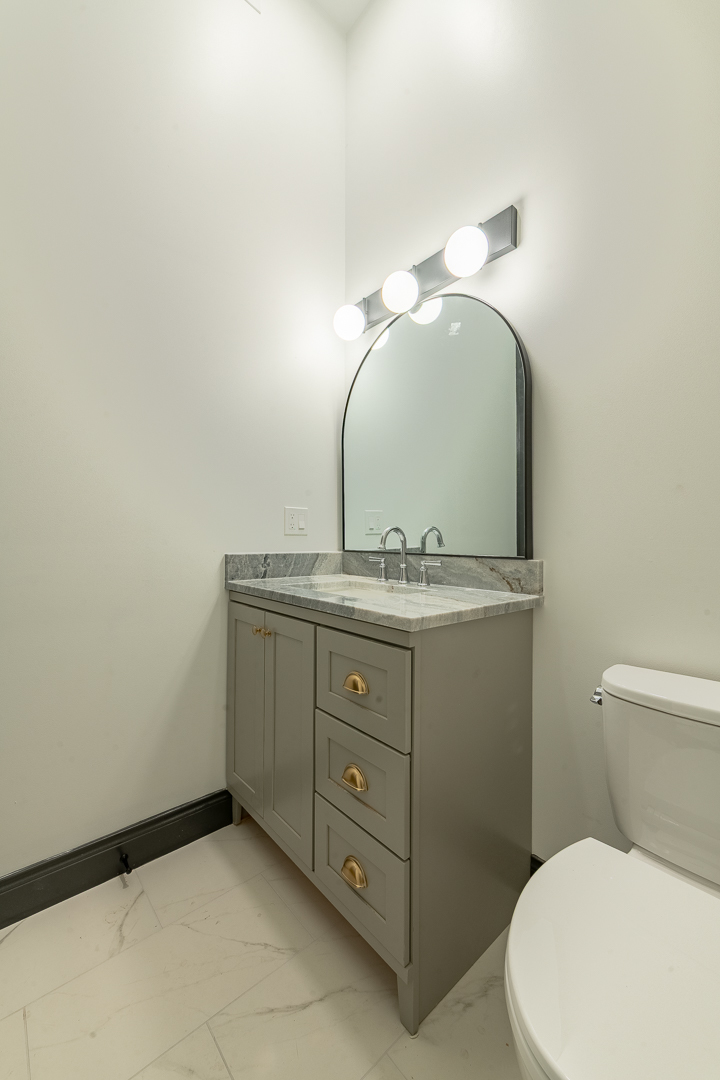 28 N Throop Street Unit: 2