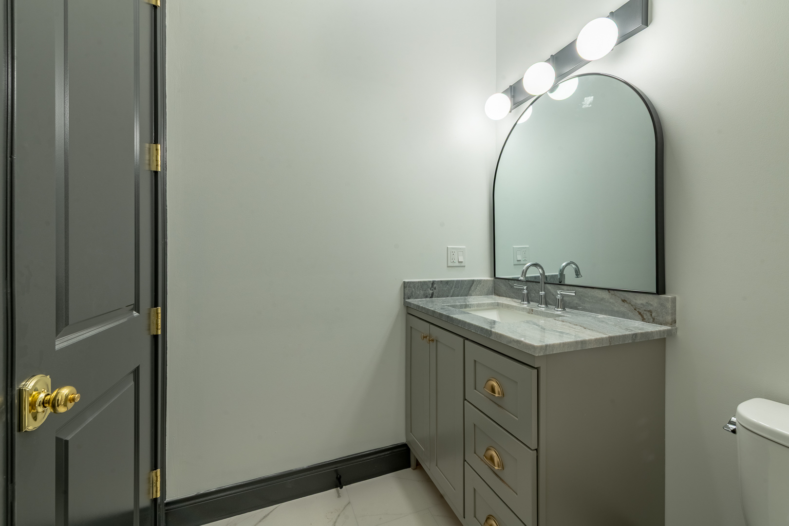 28 N Throop Street Unit: 2