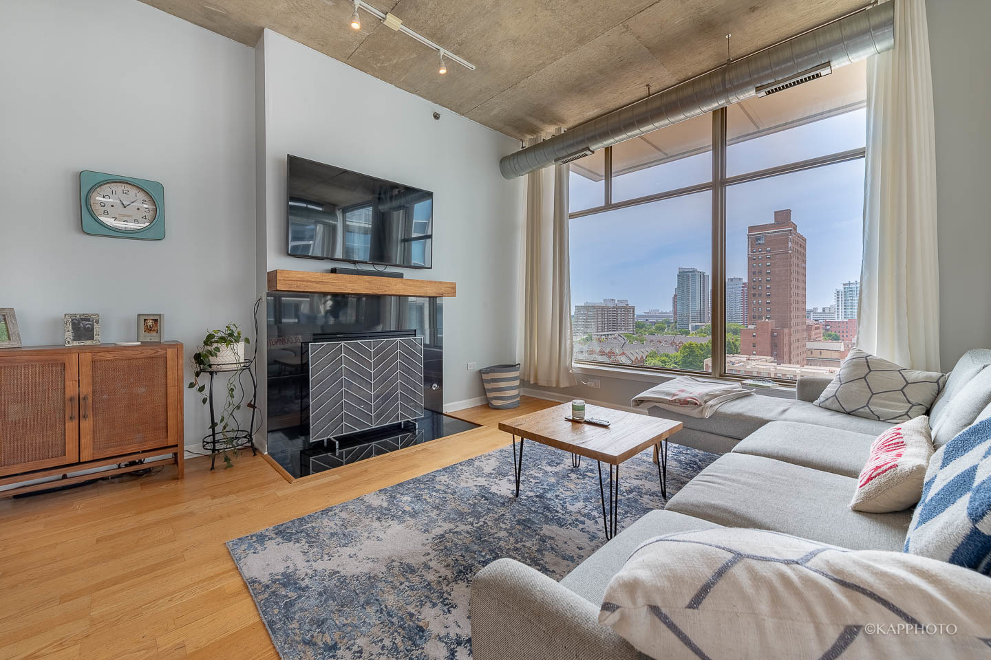 125 E 13TH Street Unit: 1113