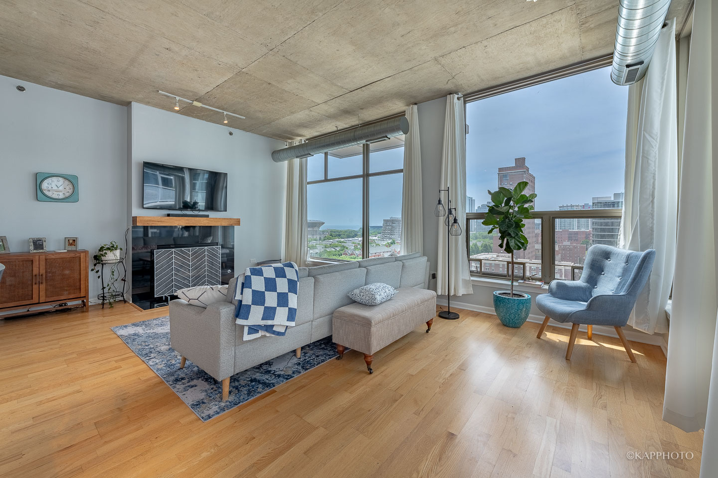 125 E 13TH Street Unit: 1113