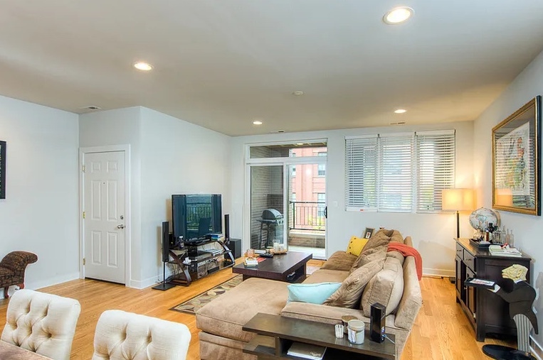 693 N Peoria Street Unit: 3S