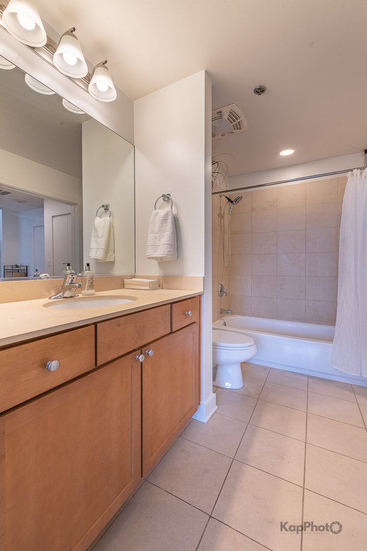 901 W Madison Street Unit: 403