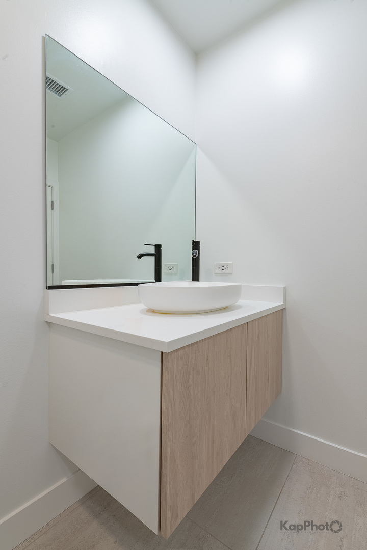 859 W Erie Street Unit: 506