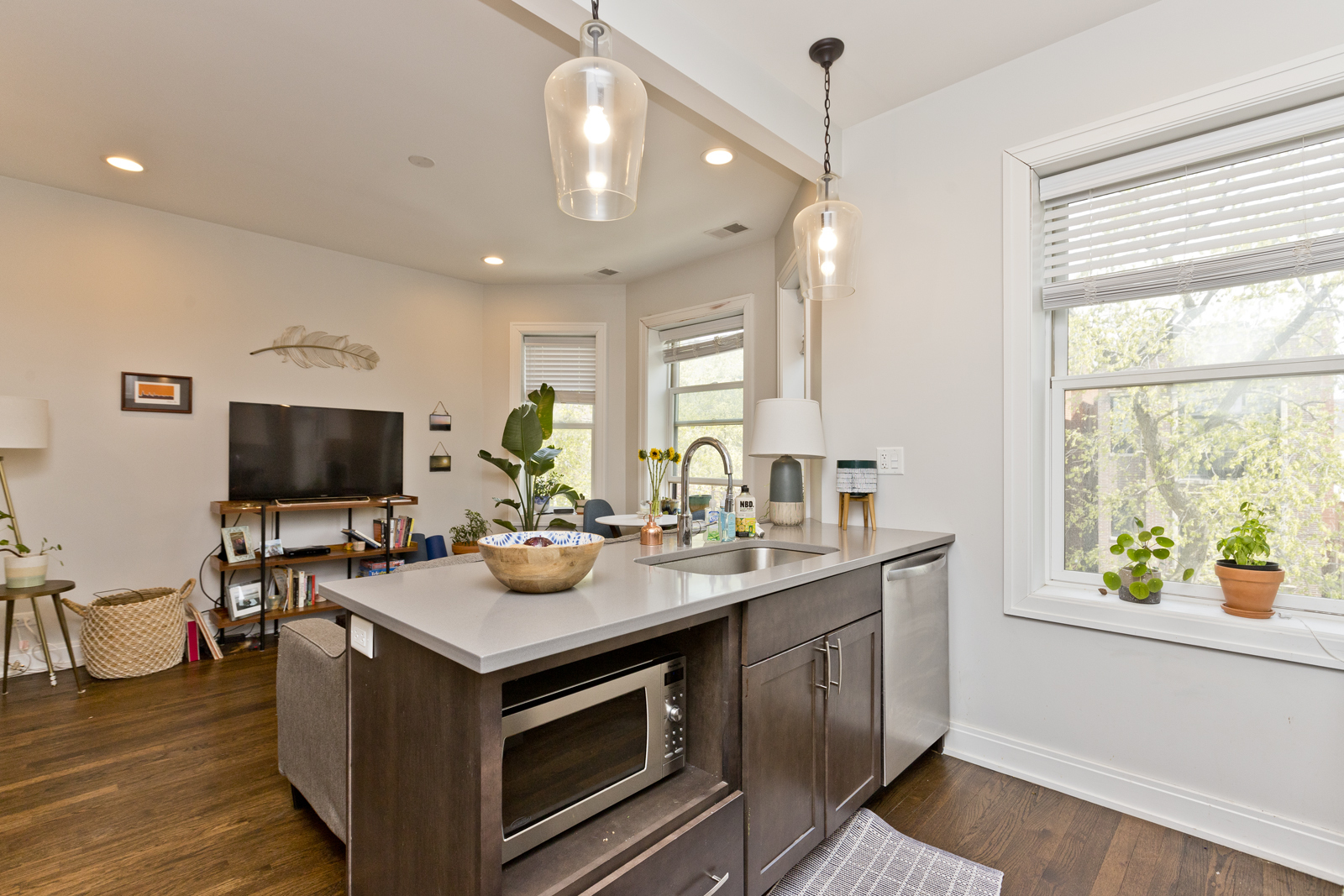 856 N Hermitage Avenue Unit: 3F