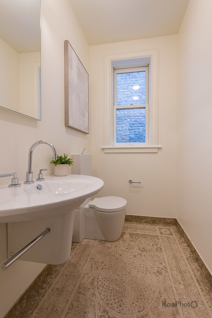 24 E Scott Street Unit: 2