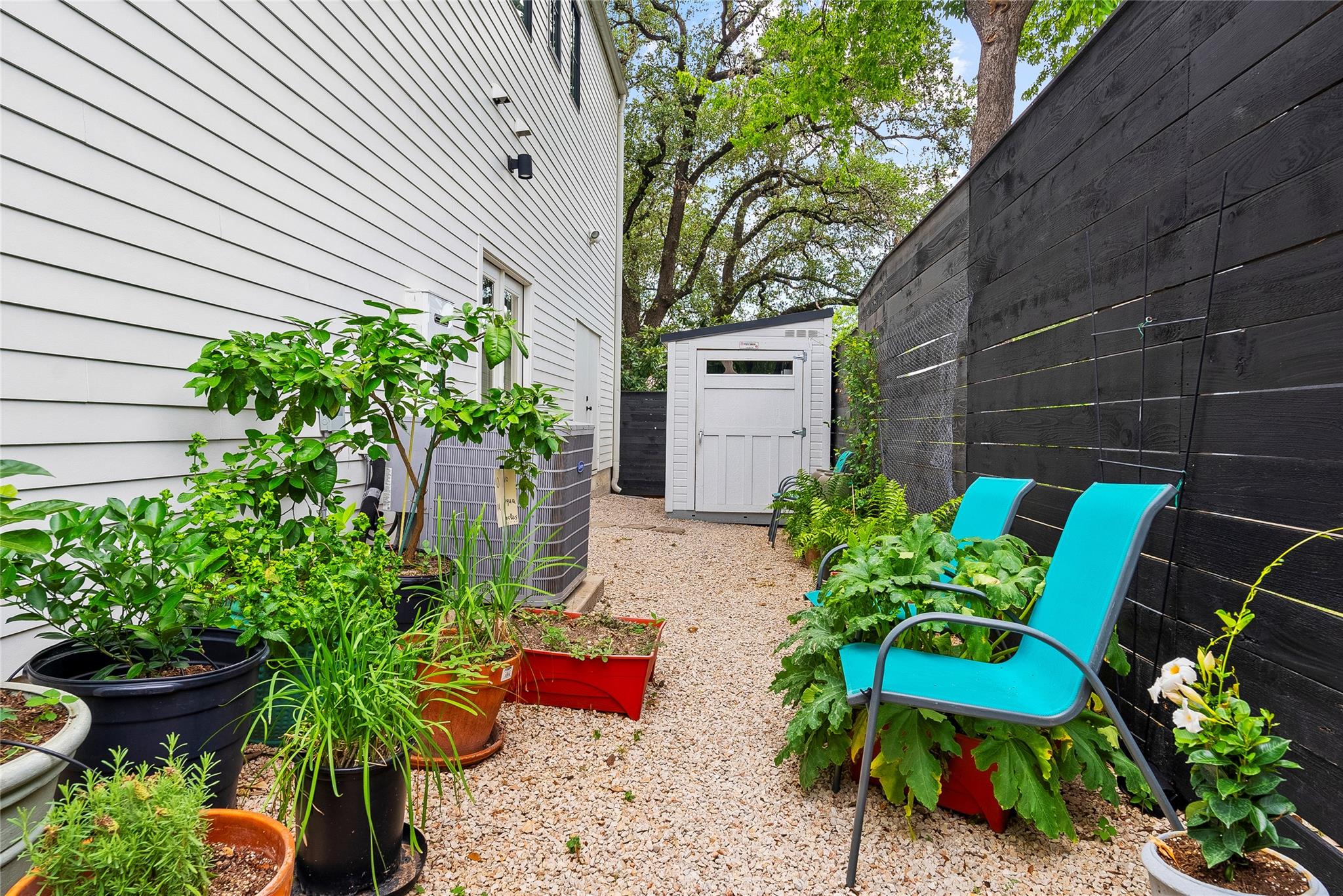 402 Crockett ST