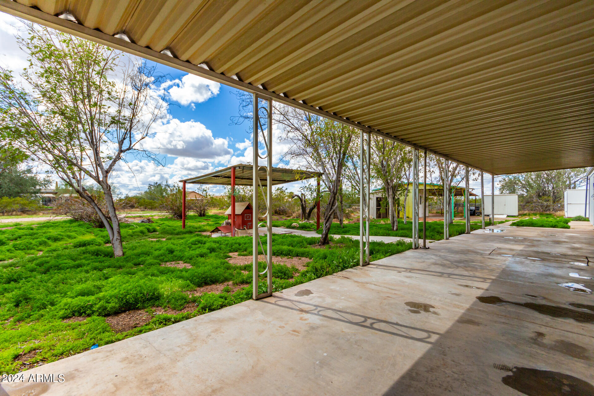 875 W SMOKETREE Street