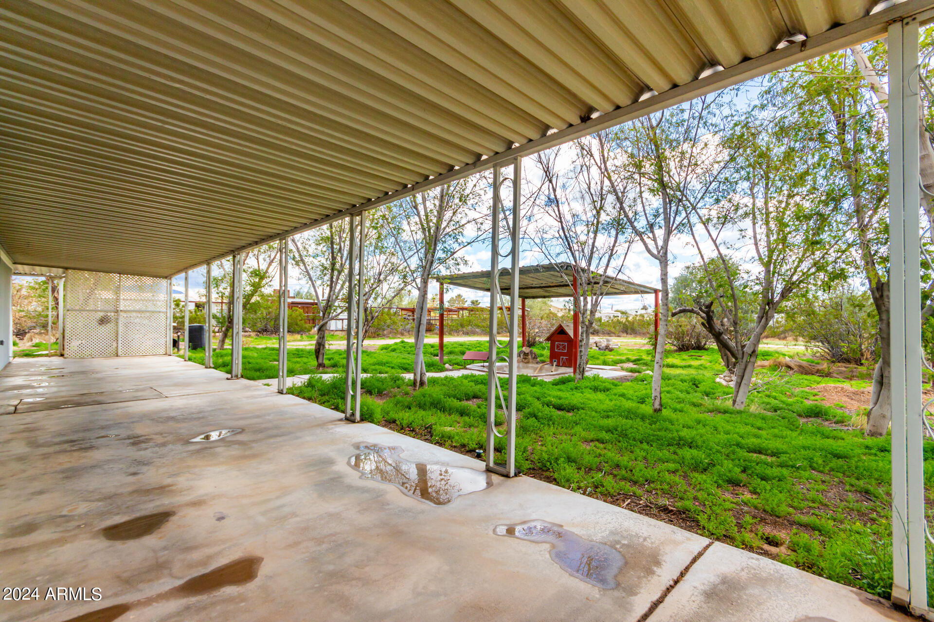 875 W SMOKETREE Street