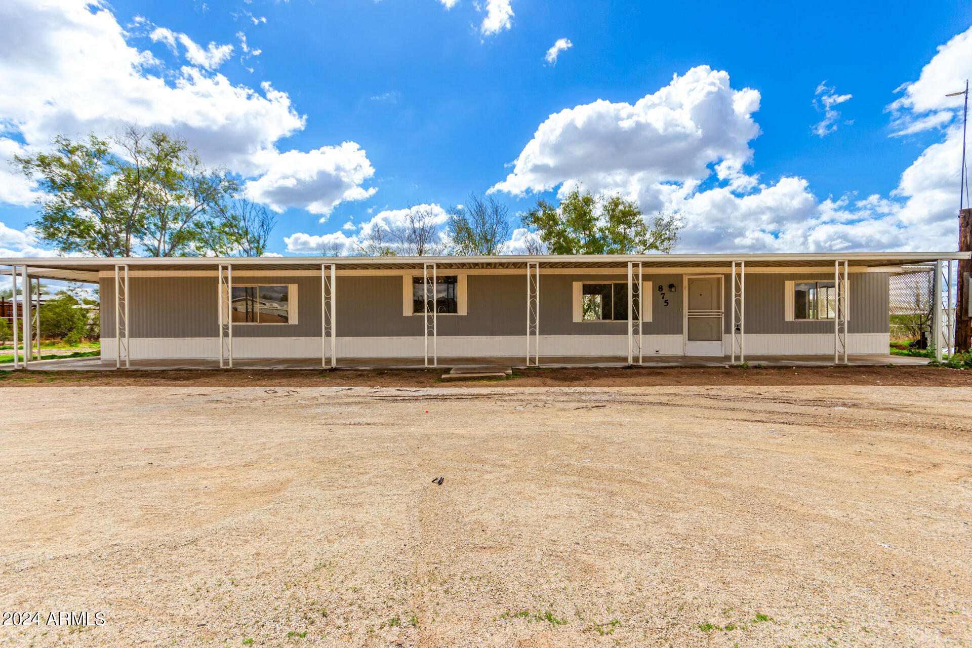 875 W SMOKETREE Street