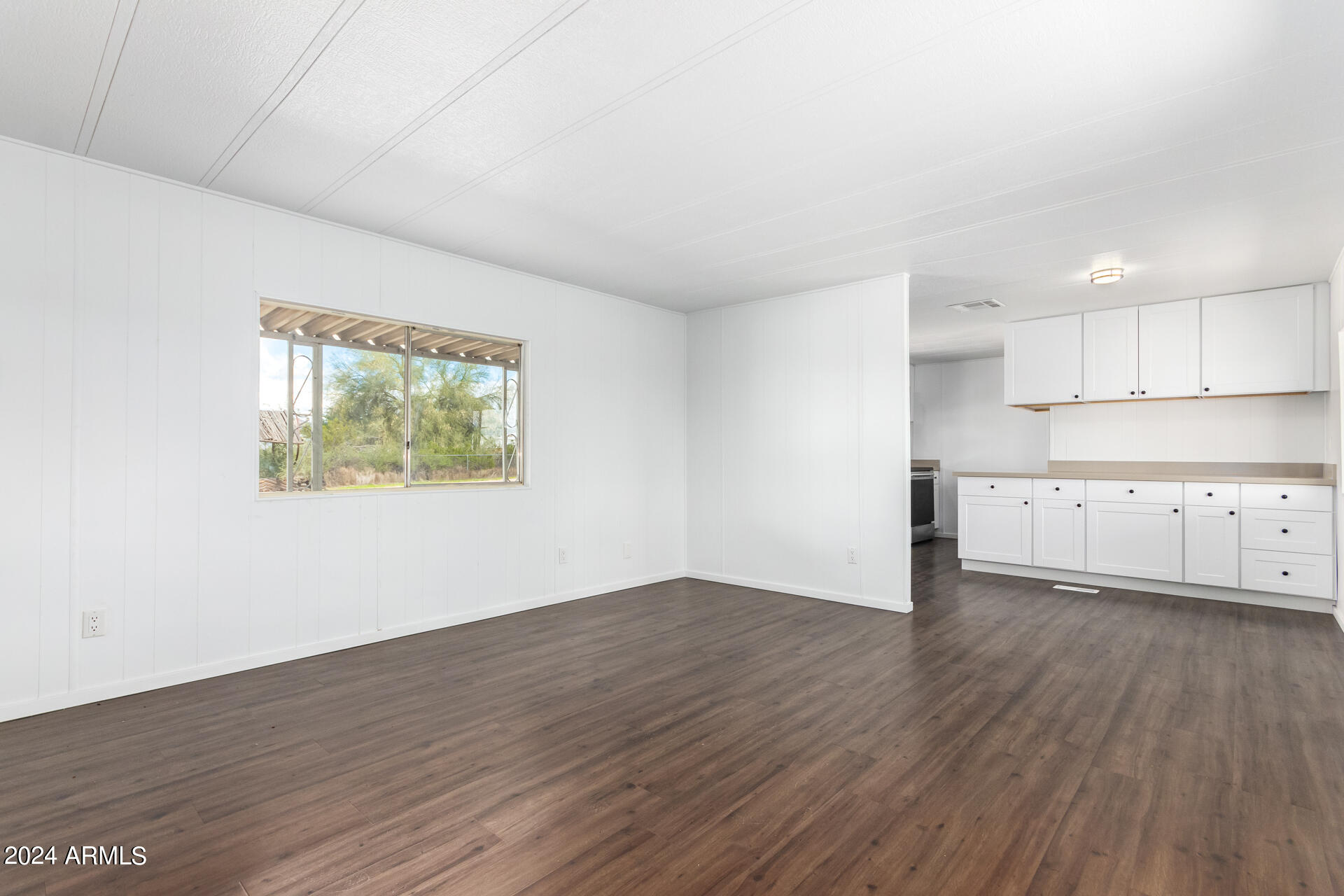 875 W SMOKETREE Street