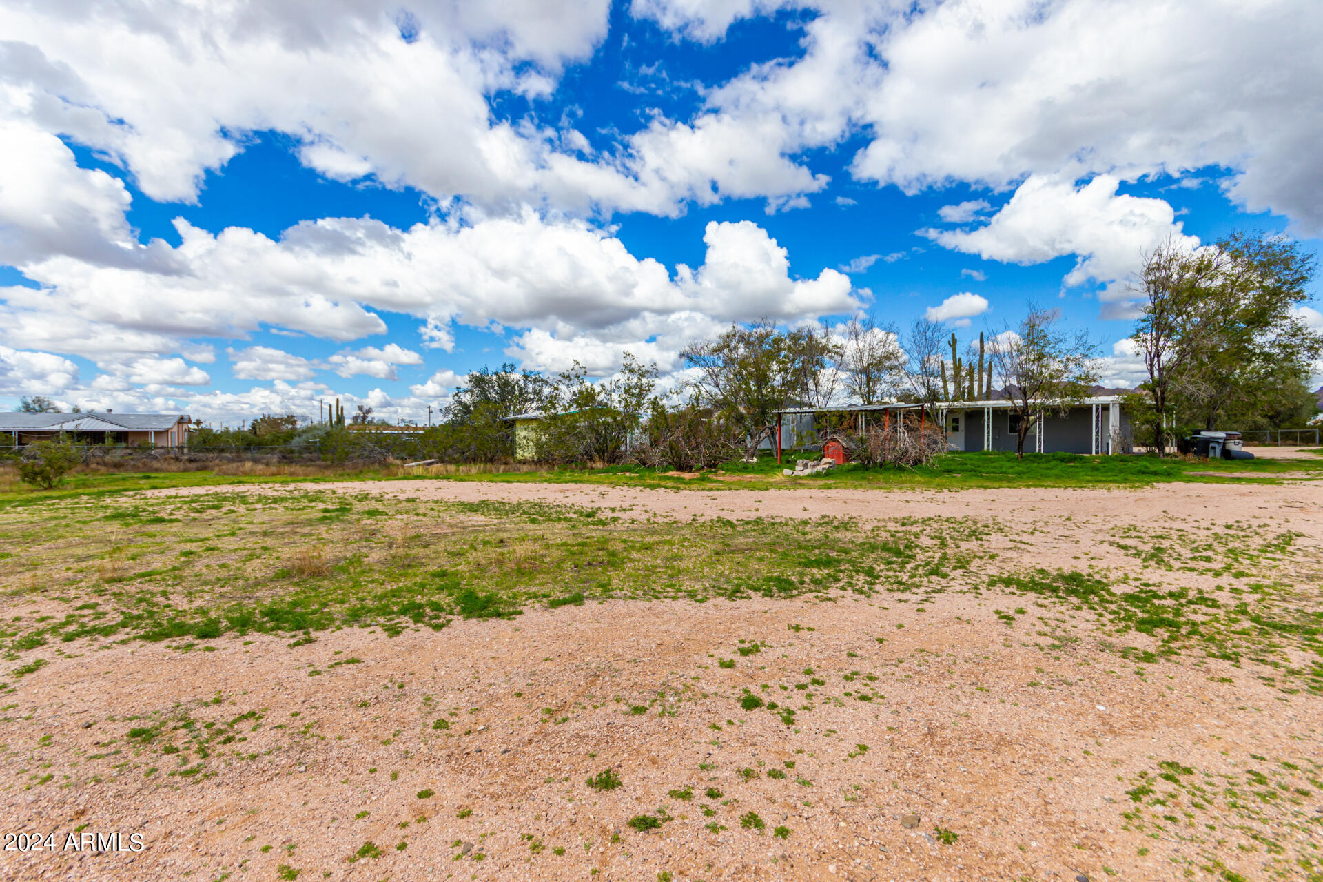 875 W SMOKETREE Street