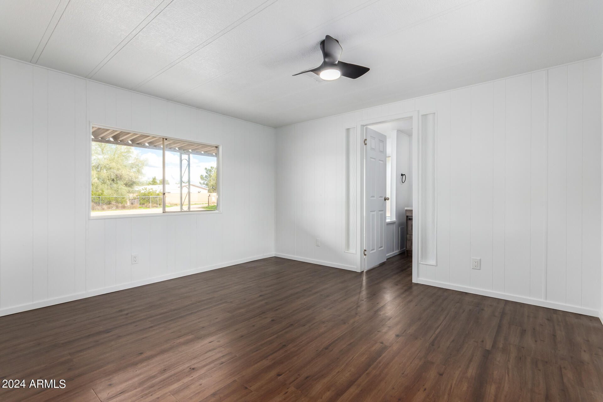 875 W SMOKETREE Street