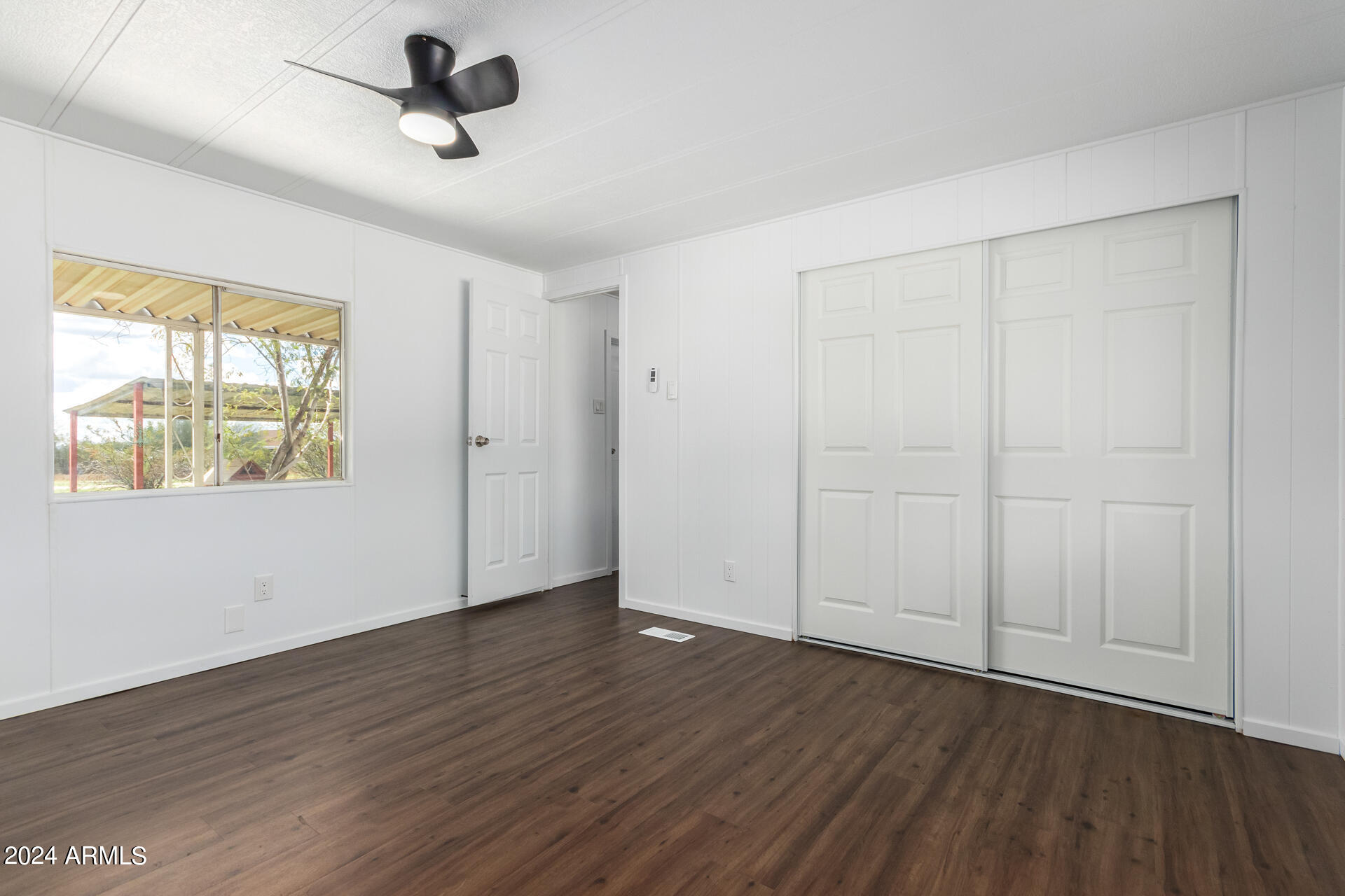 875 W SMOKETREE Street