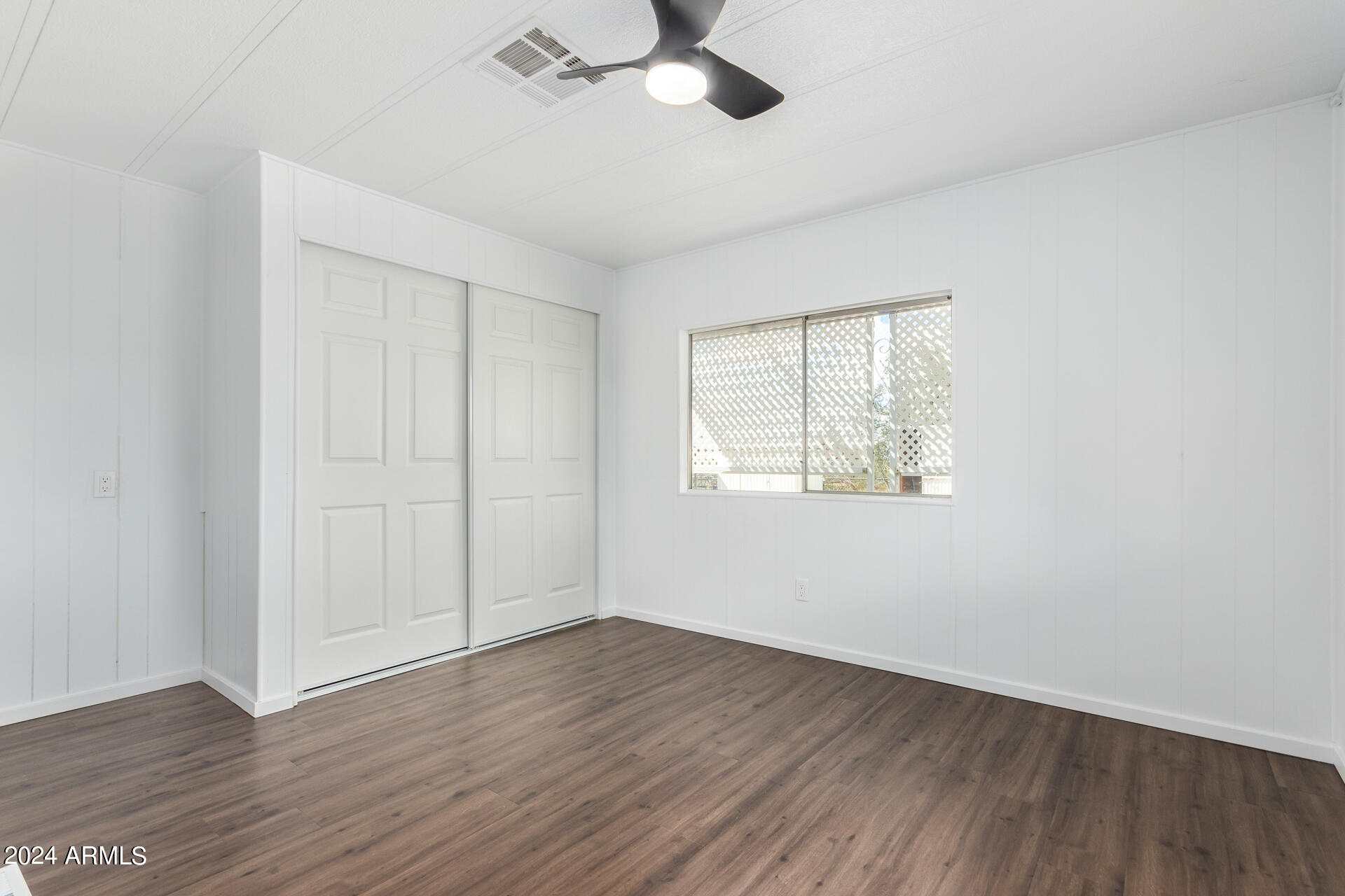 875 W SMOKETREE Street
