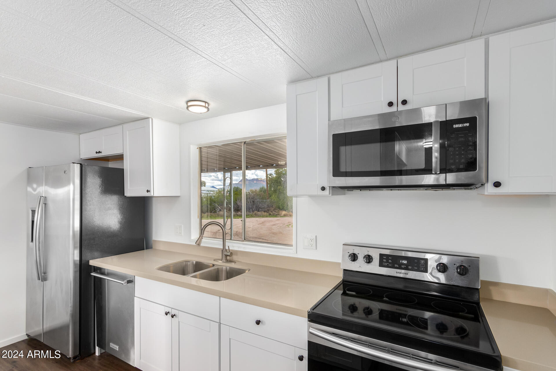 875 W SMOKETREE Street