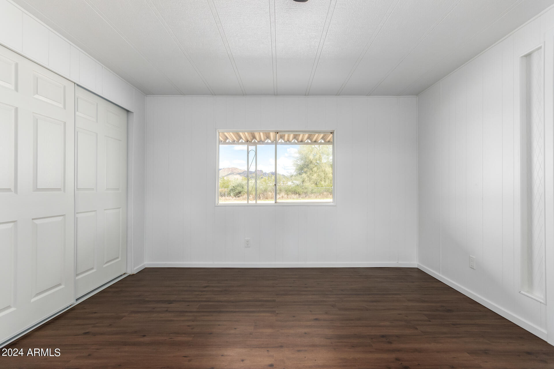 875 W SMOKETREE Street