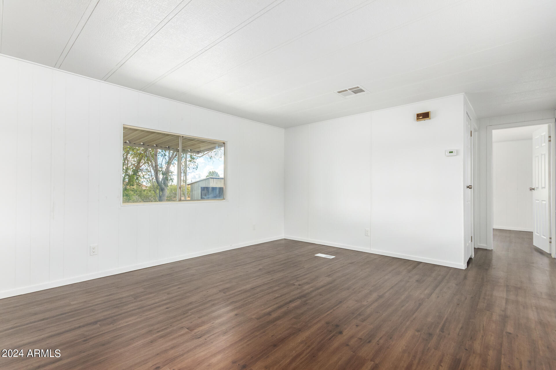 875 W SMOKETREE Street