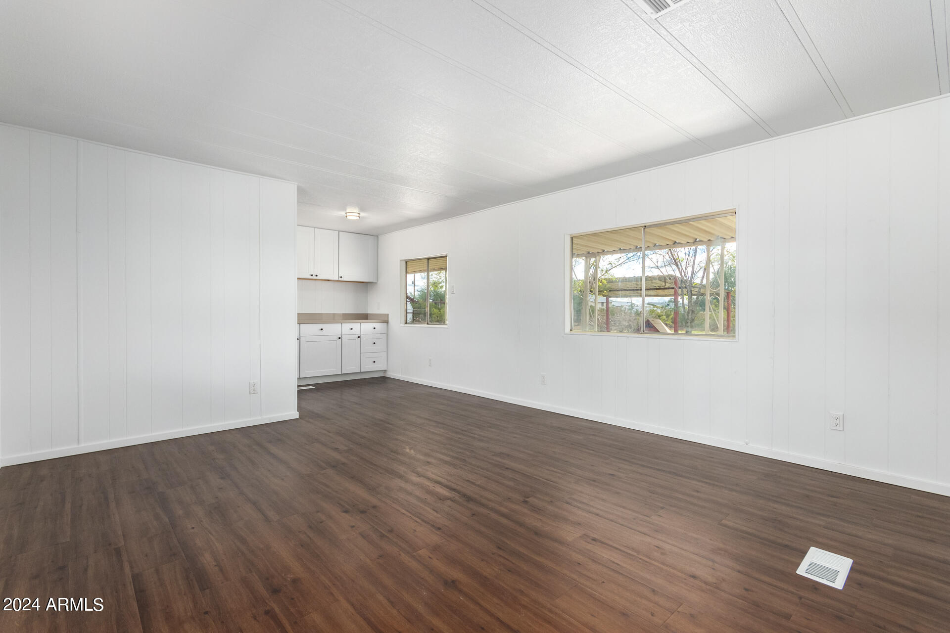 875 W SMOKETREE Street