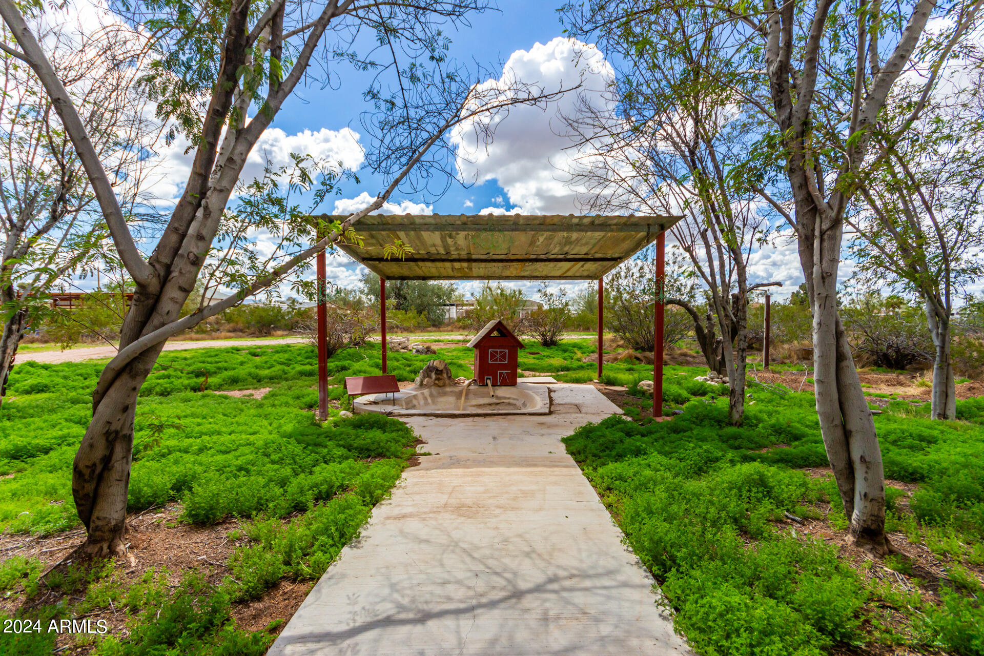 875 W SMOKETREE Street