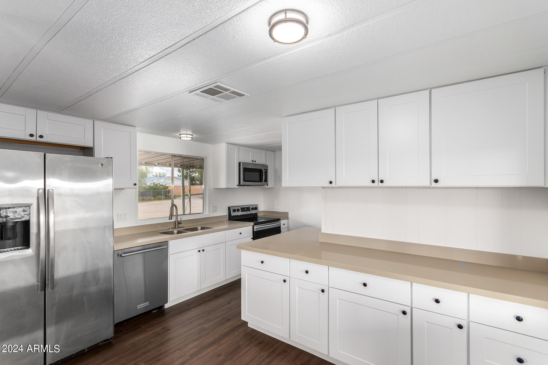 875 W SMOKETREE Street