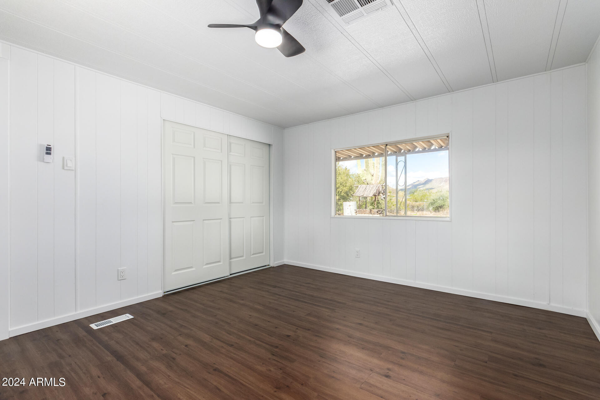 875 W SMOKETREE Street