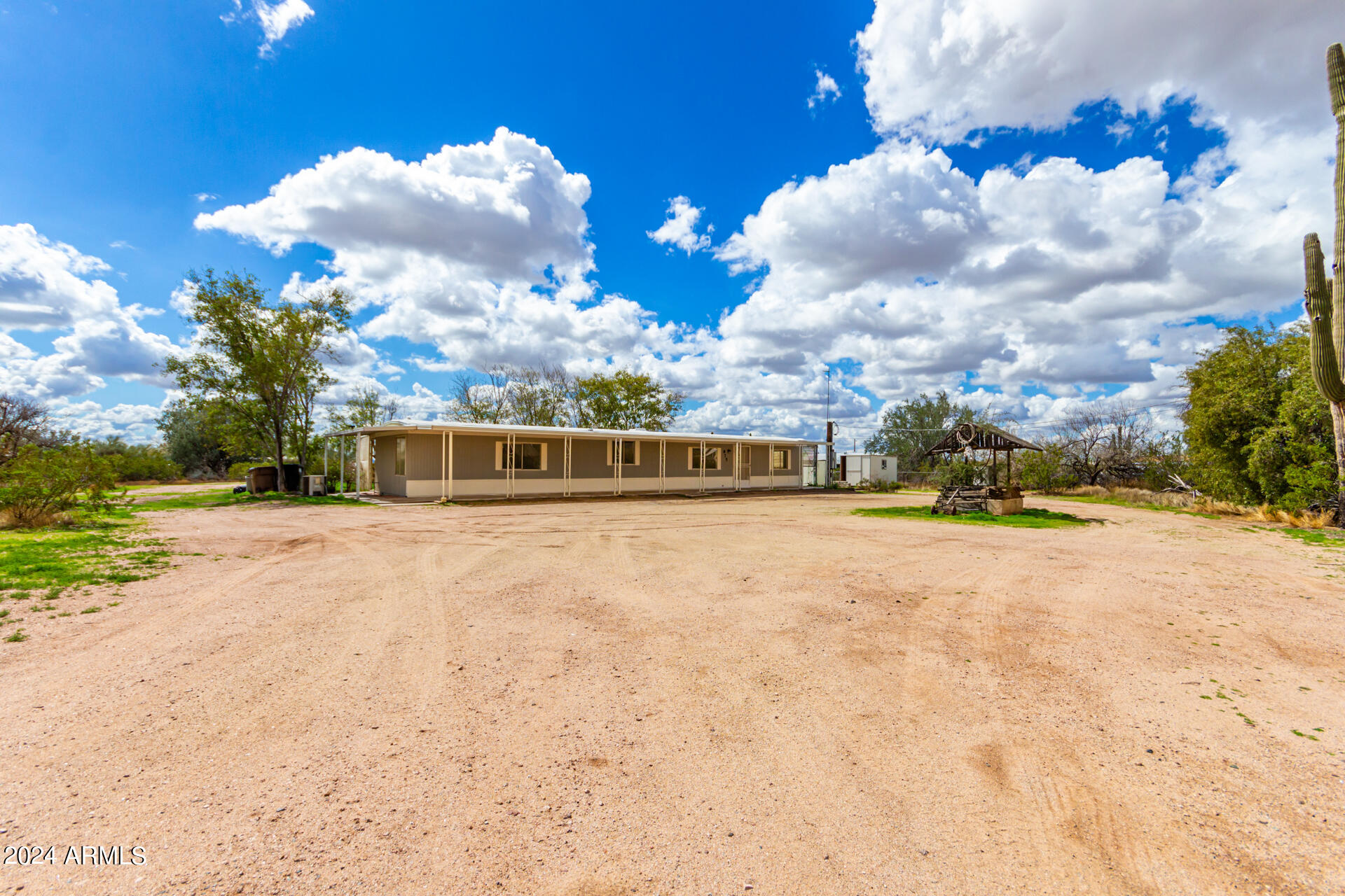 875 W SMOKETREE Street
